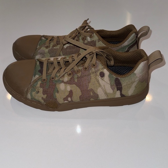Altama Maritime Assault Low boots in a MultiCam camouflage pattern. Size 9.5W - Picture 4 of 9